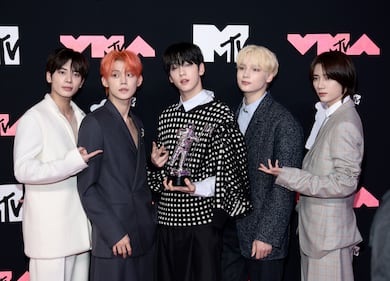 Grandes personalidades desfilan por la Alfombra Rosa de los MTV VMAs.