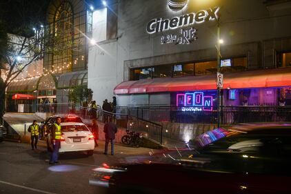 La espera terminó, ‘Neón Discoteque’ abrió sus puertas para transportar al público a una experiencia retro llena de nostalgia, en compañía de música de la década de los 70’s, 80’s y 90’s.