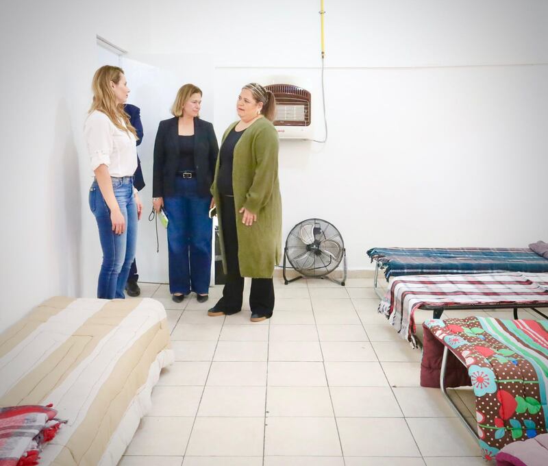 Gabriela Oyervides, presidenta del DIF Municipal, supervisó la instalación del albergue.