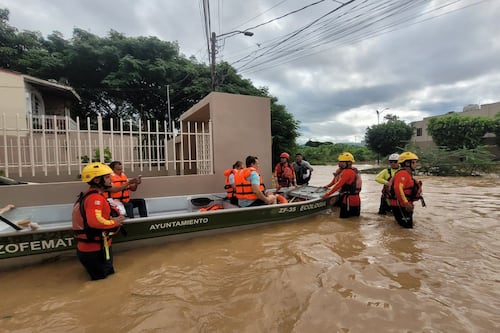 Siete colonias de Puerto Vallarta amanecen bajo el agua; reportan por lo menos 310 casas afectadas