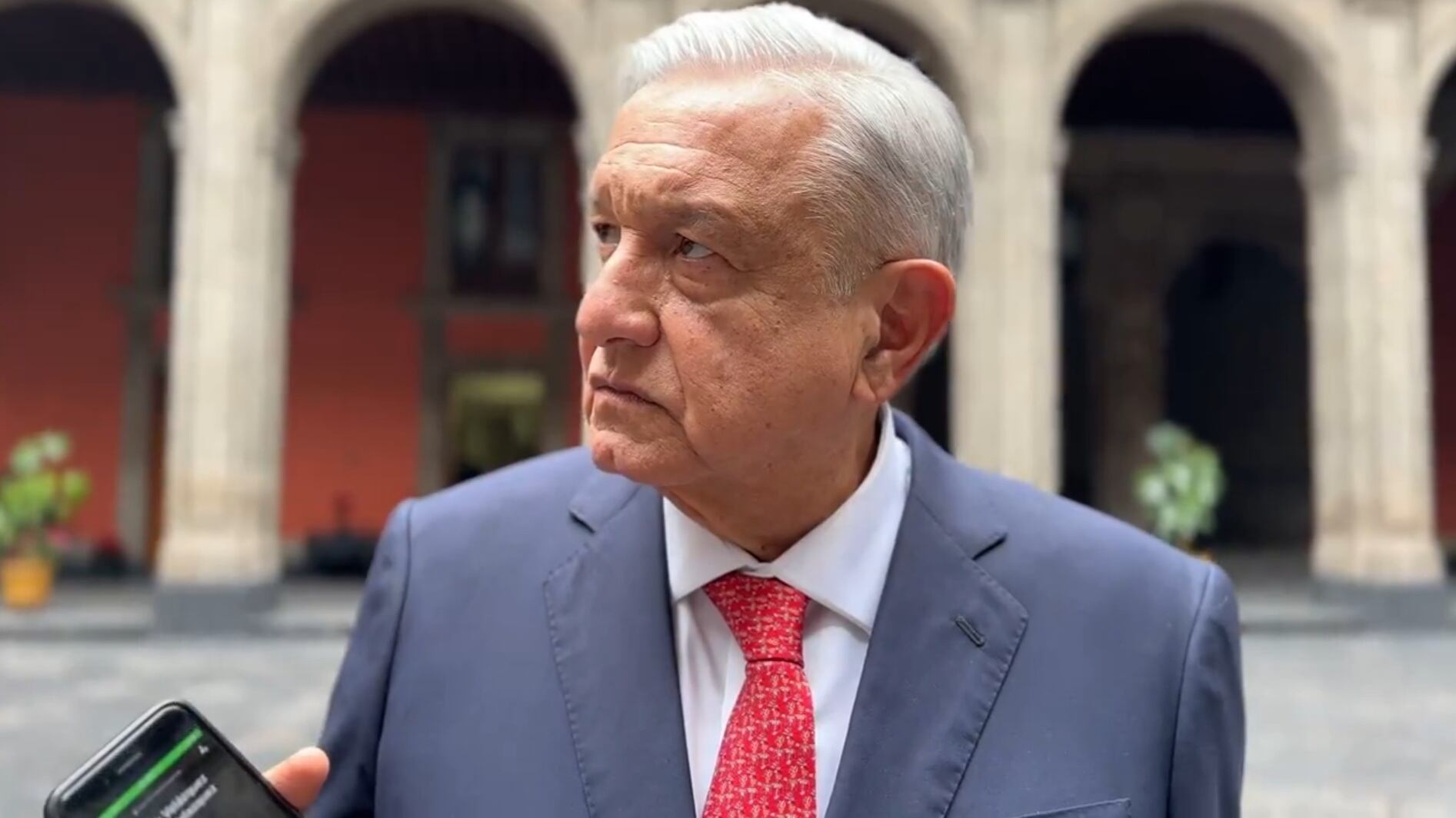 El presidente recibió el informe en el patio central de Palacio Nacional