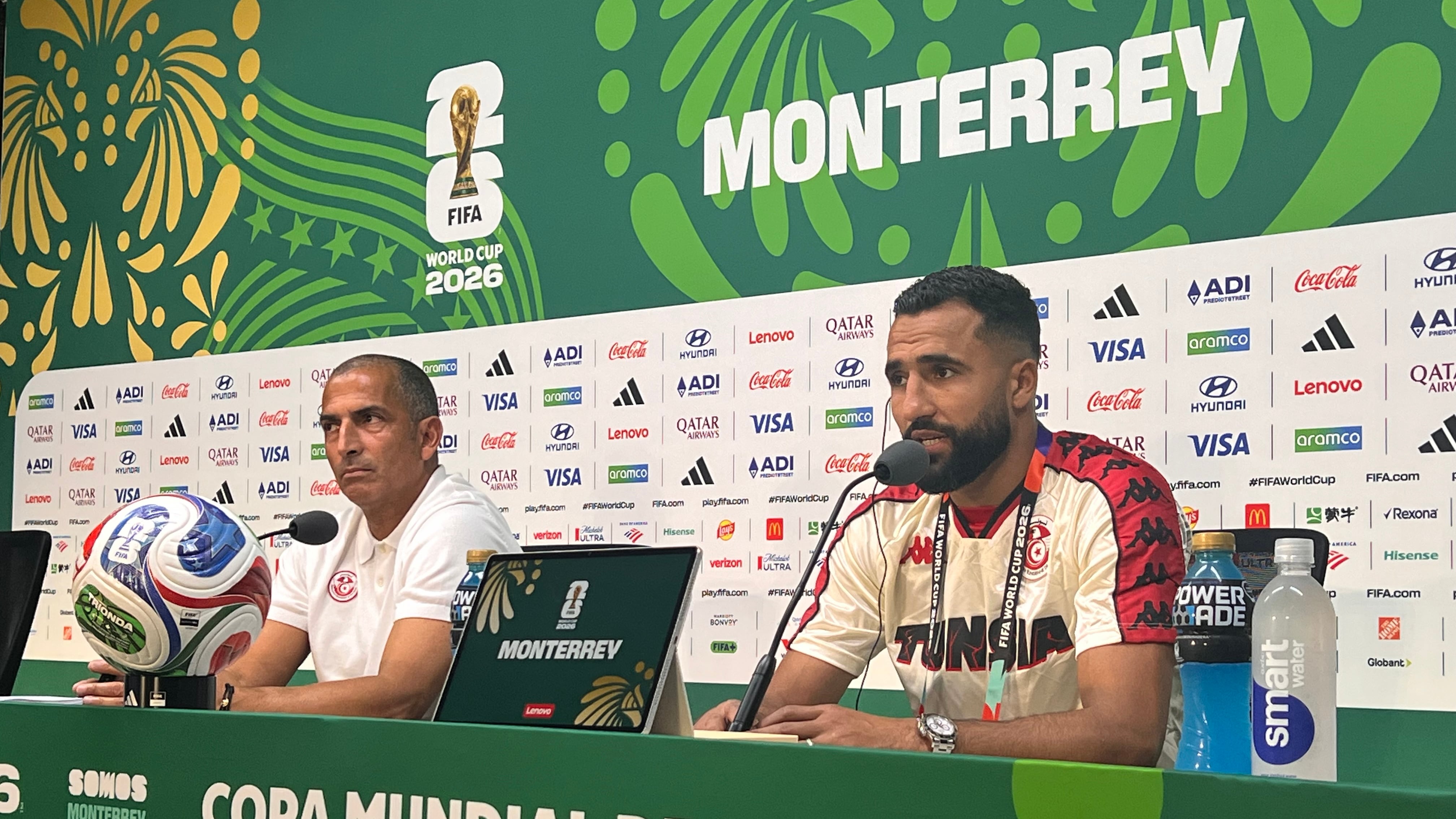 Sabri Lamouchi, junto al defensa Ali Abdi, está enfocado en el partido contra Suecia.