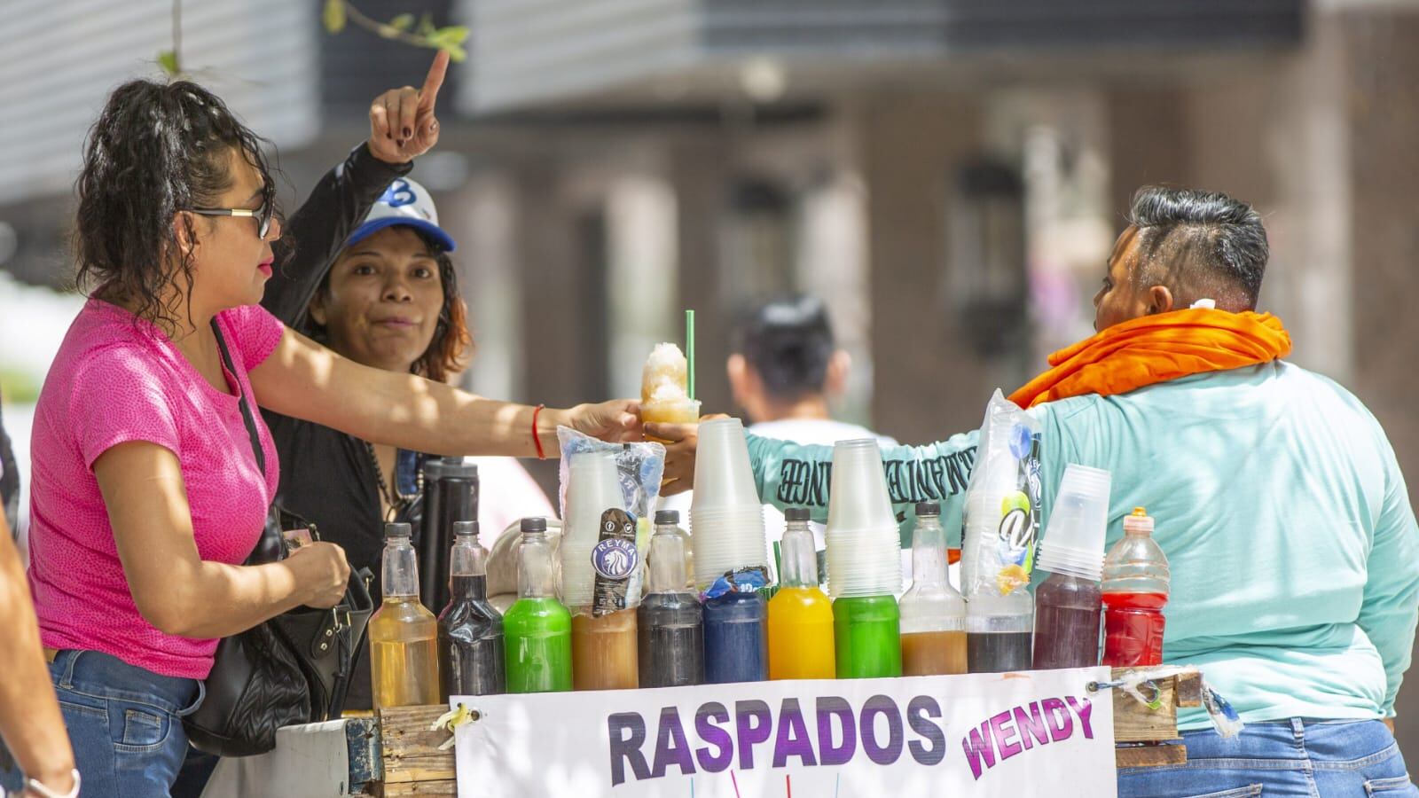 Lo recomendable es evitar azúcares y tomar agua y electrolitos.