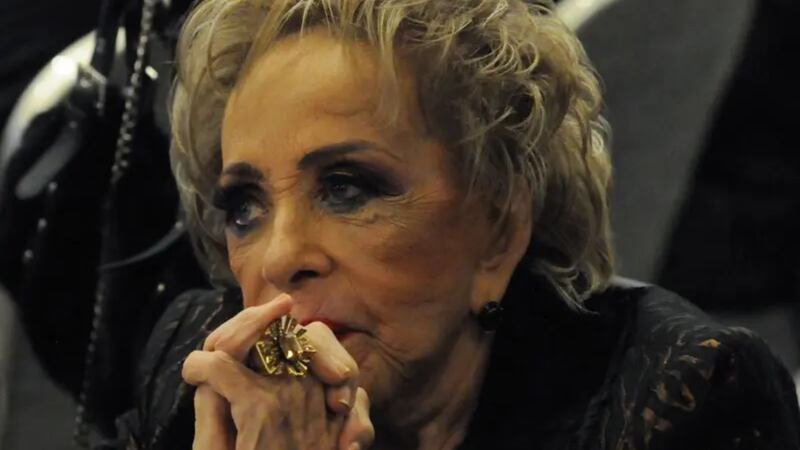 La actriz Silvia Pinal está delicada de salud, tras ser hospitalizada por una infección urinaria. Ha recibido la visita de casi toda su familia.
