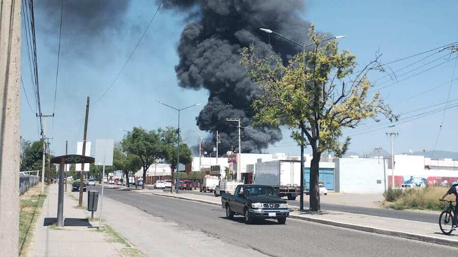 Incendio en bodega de León.