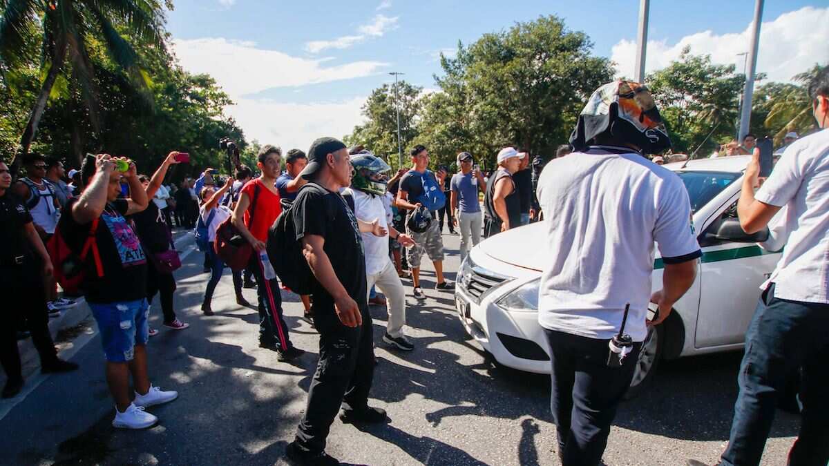 Taxistas provocan caos por bloqueos en Aeropuerto de Cancún.