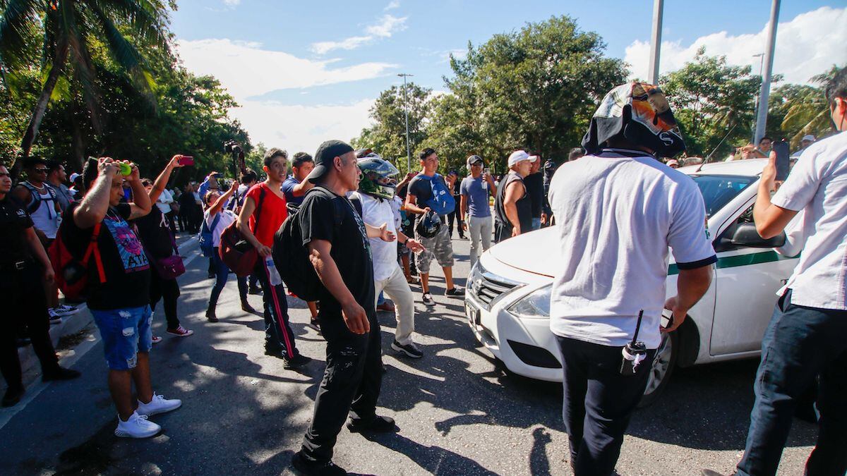 Taxistas provocan caos por bloqueos en Aeropuerto de Cancún.