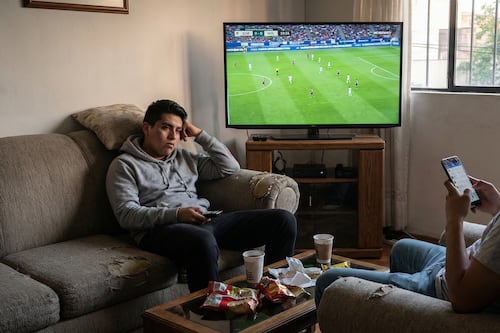 Programas sociales dan $18,500 a familias y desatan crisis: miles ya no quieren trabajar