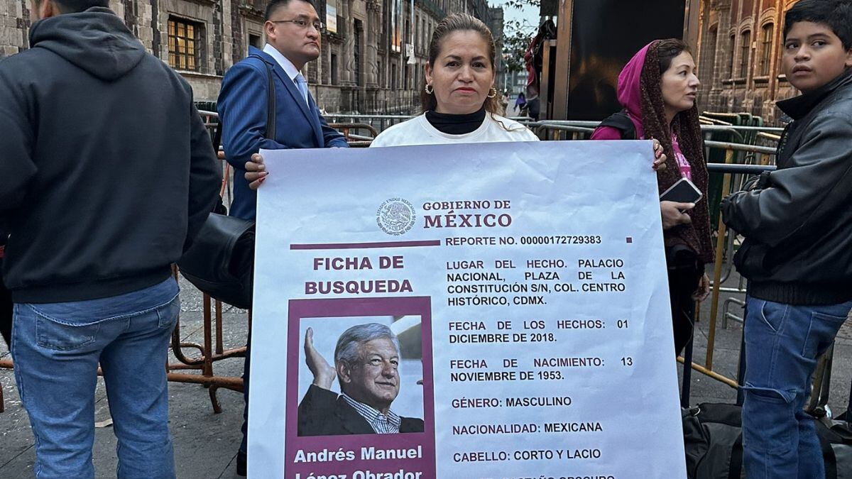 Ceci Flores protesta con ficha de búsqueda de AMLO en última mañanera
