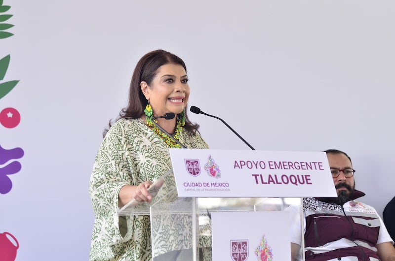 Clara Brugada entrega apoyos a736 familias afectadas por lluvias en Iztapalapa