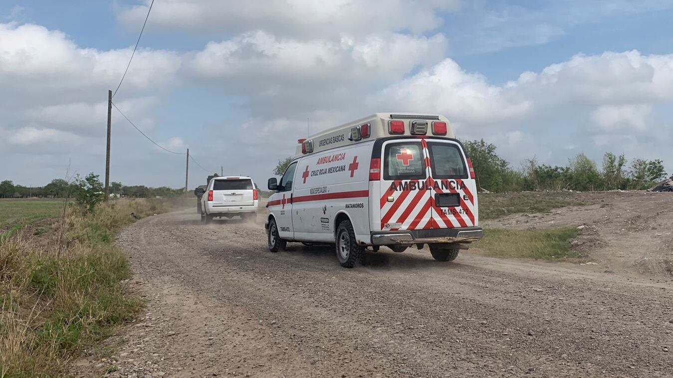 Una ambulancia de la Cruz Roja Mexicana transporta a dos estadounidenses encontrados con vida después de su secuestro en México la semana pasada, en Ejido Longoreño, en las afueras de Matamoros, México, el martes 7 de marzo de 2023. (AP Foto)
