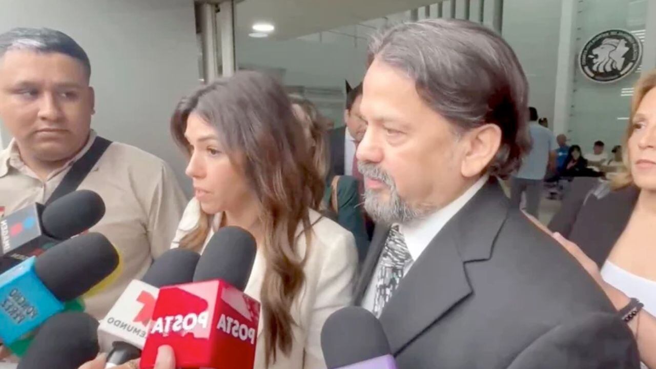 El cantante tuvo un breve encuentro con los medios de comunicación.