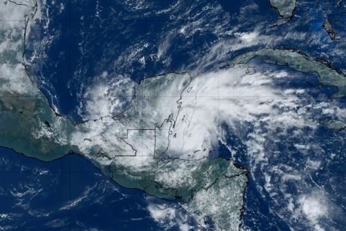 Huracán ‘Lisa’ afecta parcialmente Belice; se dirige a Guatemala y México 