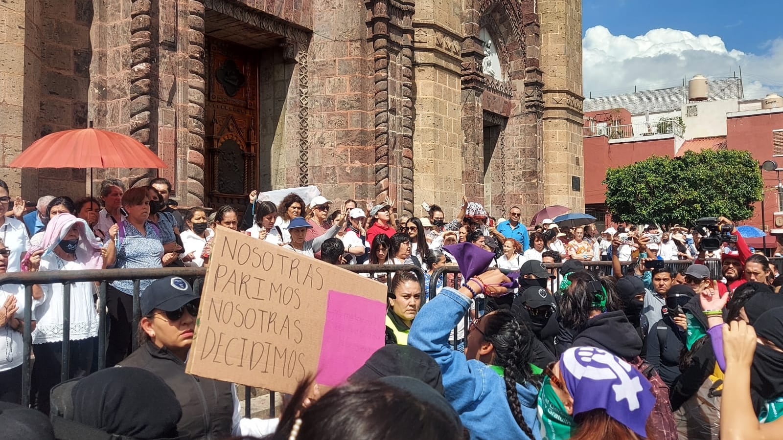 Las manifestantes ya realizaron pintas en la explanada del templo Expiatorio.