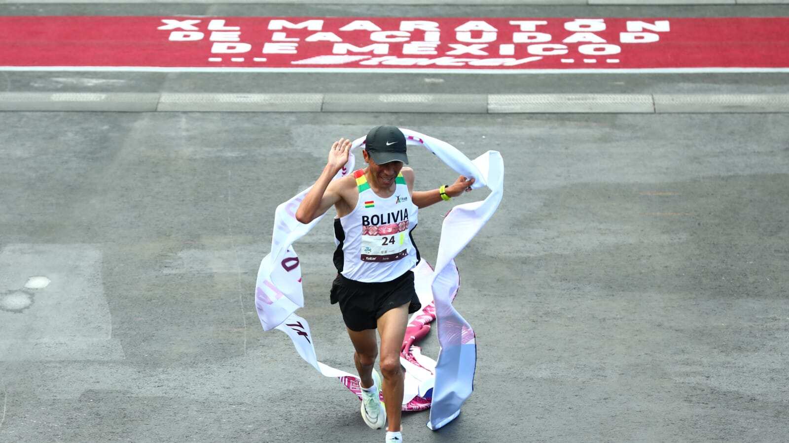Héctor Garibay, corredor boliviano que rompió el récord histórico en el Maratón de la CDMX.