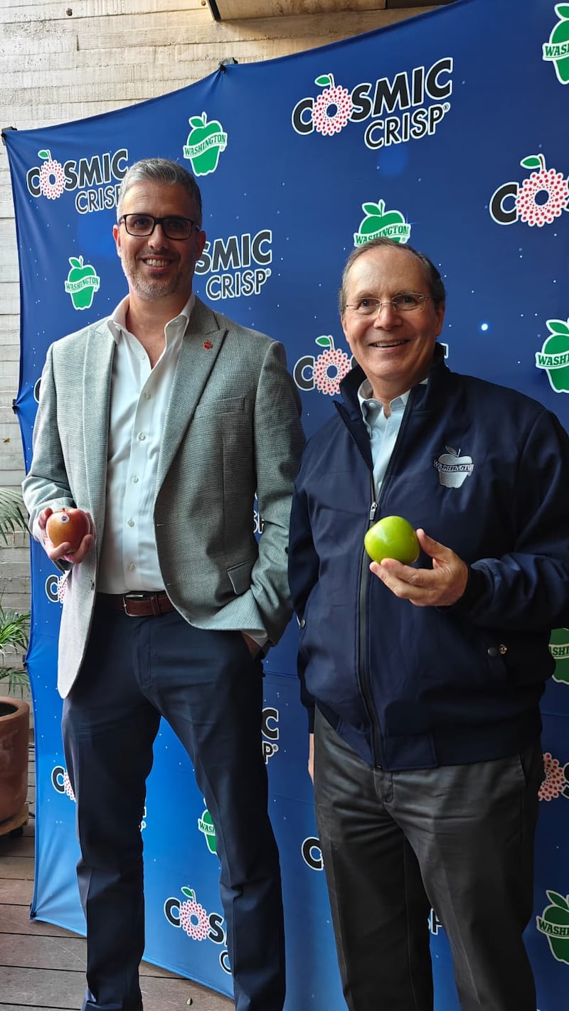 Crujiente, jugosa y con un lento proceso de oxidación, la manzana Cosmic Crisp aterriza en México desde Washington con la misión de convertirse en la botana perfecta para los partidos del Mundial