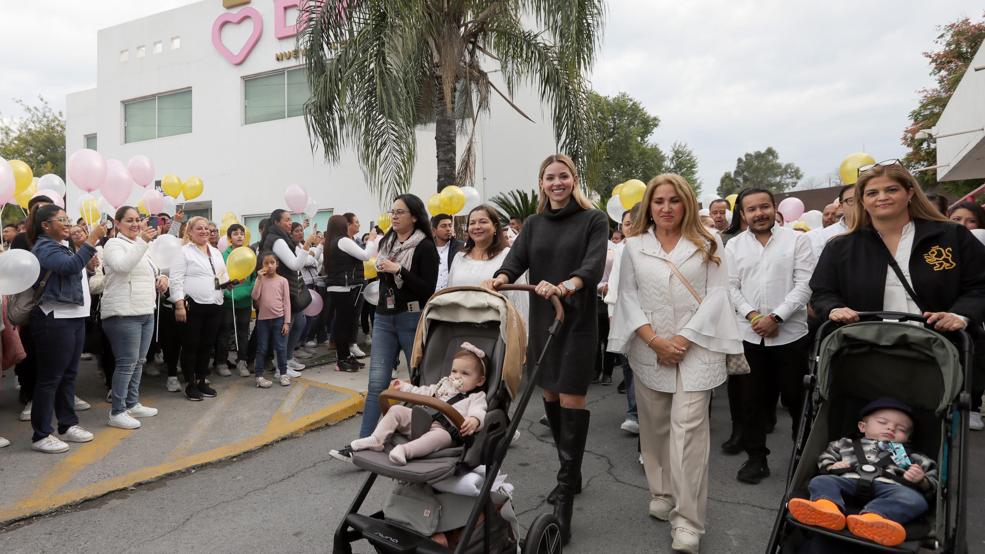 Rodríguez se tomó fotos con quienes se acercaban a saludarla.