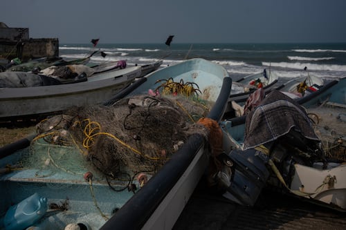 Derrame en el Golfo de México deja sin ingresos a pescadores; denuncian falta de compensación