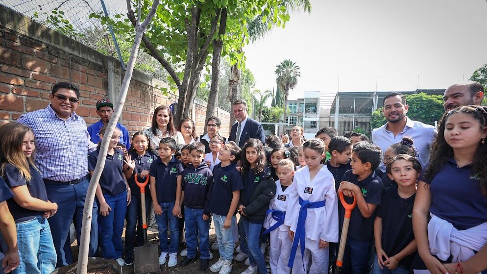 La presidenta municipal, Ale Gutiérrez, plantó un árbol junto a estudiantes del Colegio Green World School como parte del arranque de la campaña de forestación ciudadana 2025.