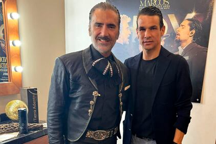 En un encuentro inesperado y lleno de camaradería, el renombrado matador de toros, José Mari Manzanares, tuvo el privilegio de visitar al reconocido cantante mexicano, Alejandro Fernández, en el backstage durante la celebración de la Feria de San Marcos. Este encuentro entre dos figuras destacadas en sus respectivos ámbitos no pasó desapercibido para los presentes, quienes presenciaron un intercambio ameno y lleno de admiración mutua.