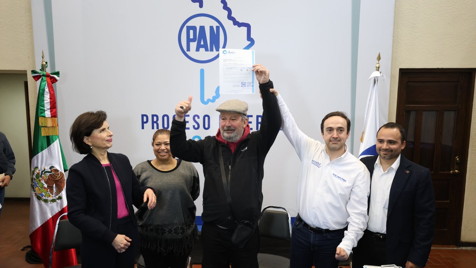 Mauricio Fernández fue arropado por simpatizantes y por dirigentes de Acción Nacional.