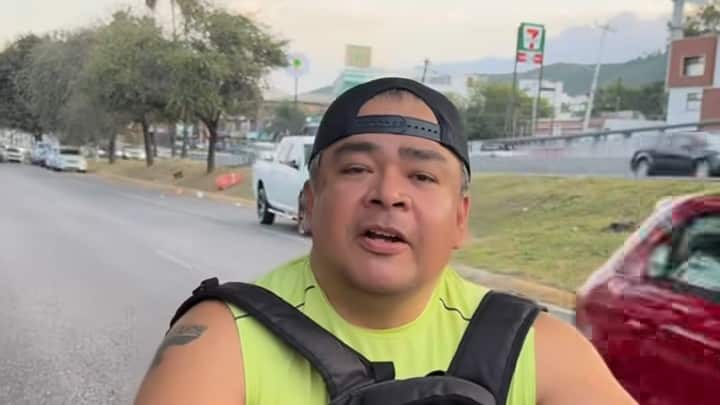 Barrios circula por la lateral de una avenida transitada.