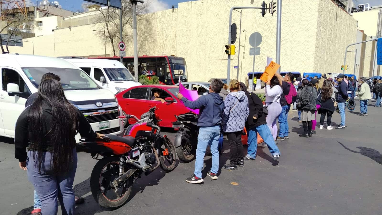 Las protestas por el desalojo de un inmueble en la colonia Doctores escalaron este jueves
