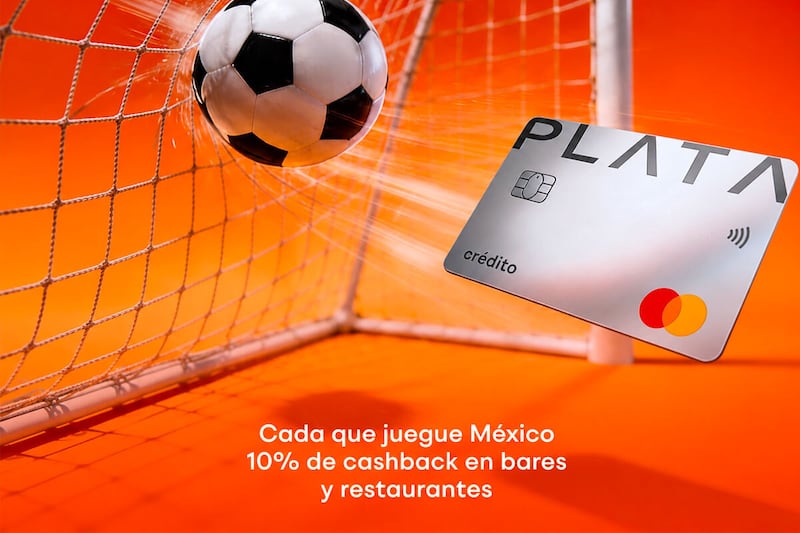 Tarjeta de crédito Banco Plata frente a una portería de futbol, imagen utilizada para comunicar el beneficio de cashback en bares, restaurantes y artículos deportivos durante la campaña #AficiónMaravillosa.