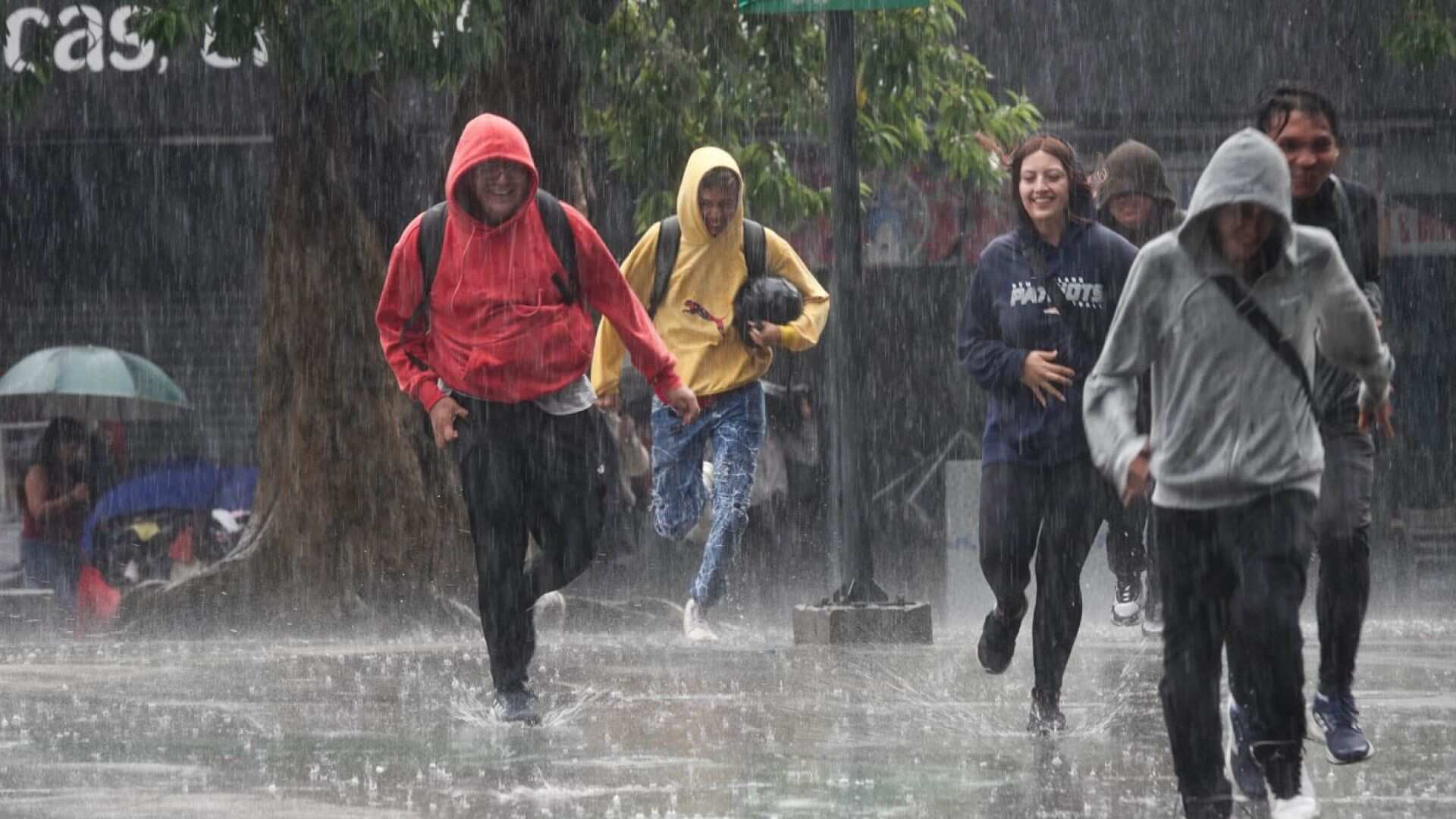 Capitalinos se cubren de la fuertes lluvias en la alcaldía Cuauhtémoc (Cuartoscuro).