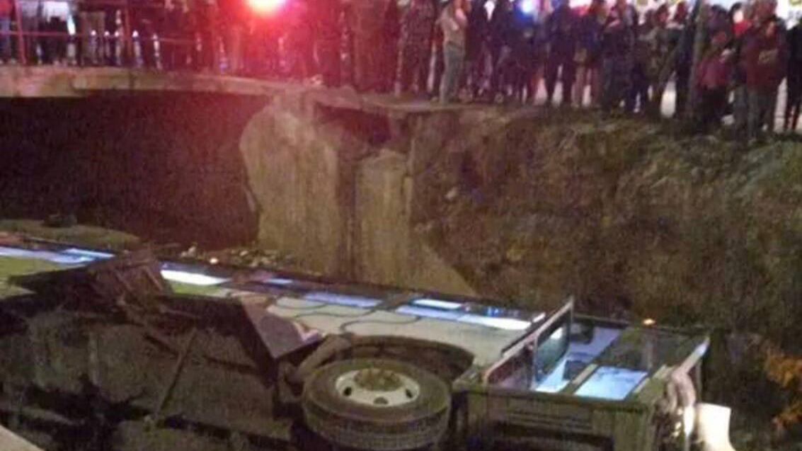 La unidad cayó al canalón desde una altura de cinco metros.