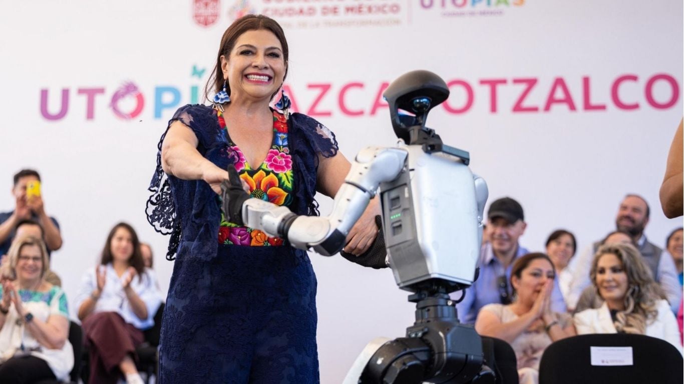 Clara Brugada bailando con un robot