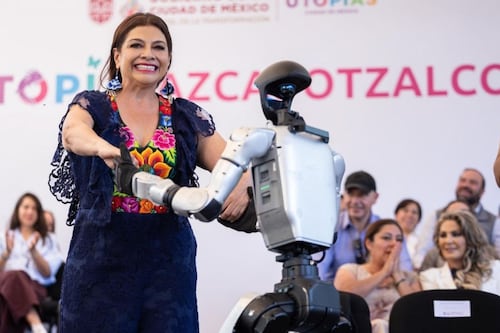 Entre aplausos y tecnología: captan a Clara Brugada bailando con un robot en Azcapotzalco