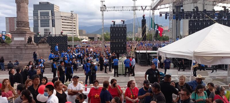 Al llegar a la Macroplaza los integrantes de la marcha se dieron cuenta de que no había lugar para ellos.