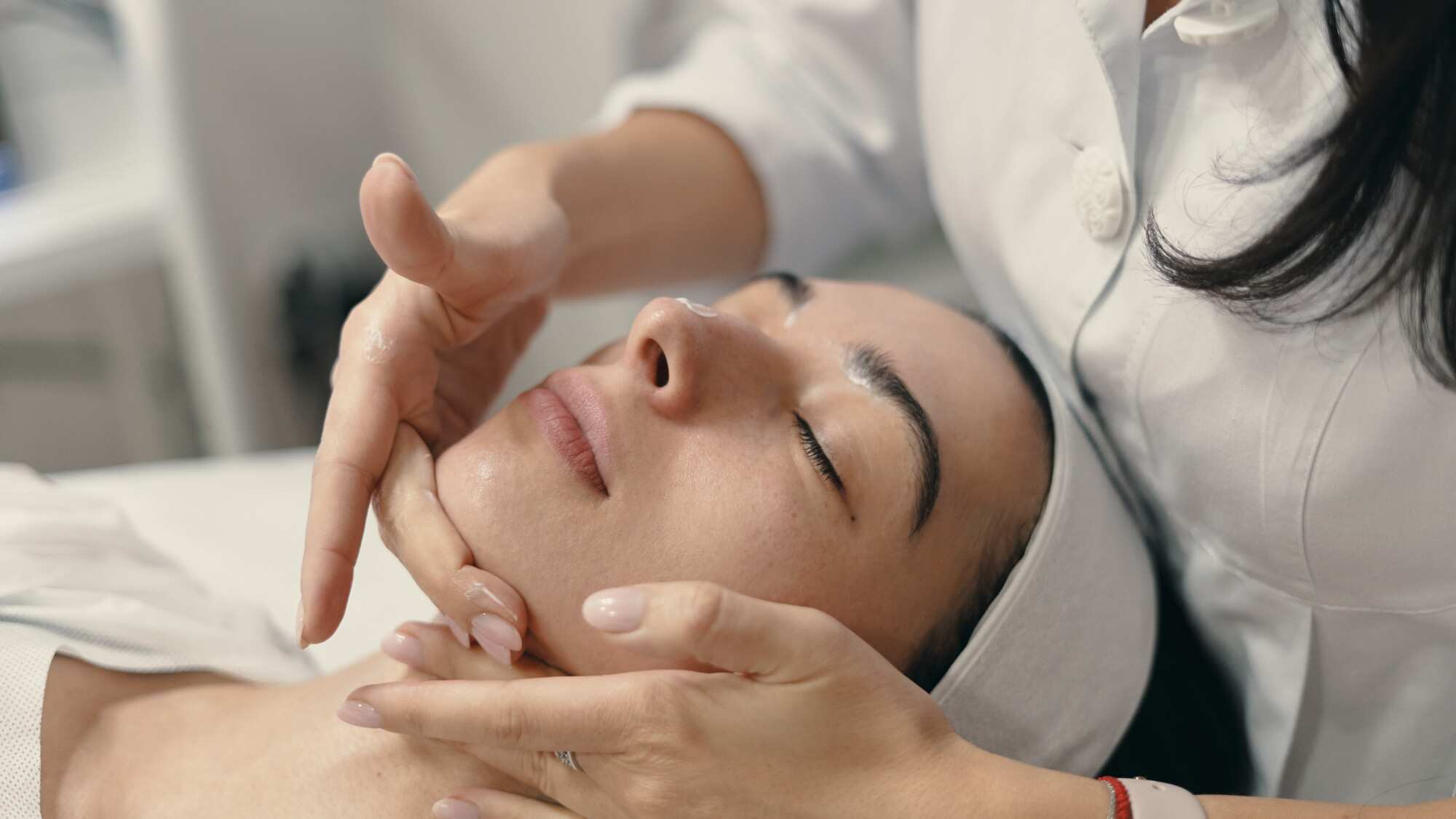 Esta técnica busca lograr un equilibrio visual en las proporciones del rostro, explica la Dra. Lore Botello, especialista en medicina estética