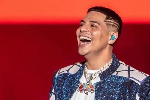 Video: Eduin Caz arroja botellazo a pantalla en pleno concierto en Colombia; “mándenme a dónde deposito”