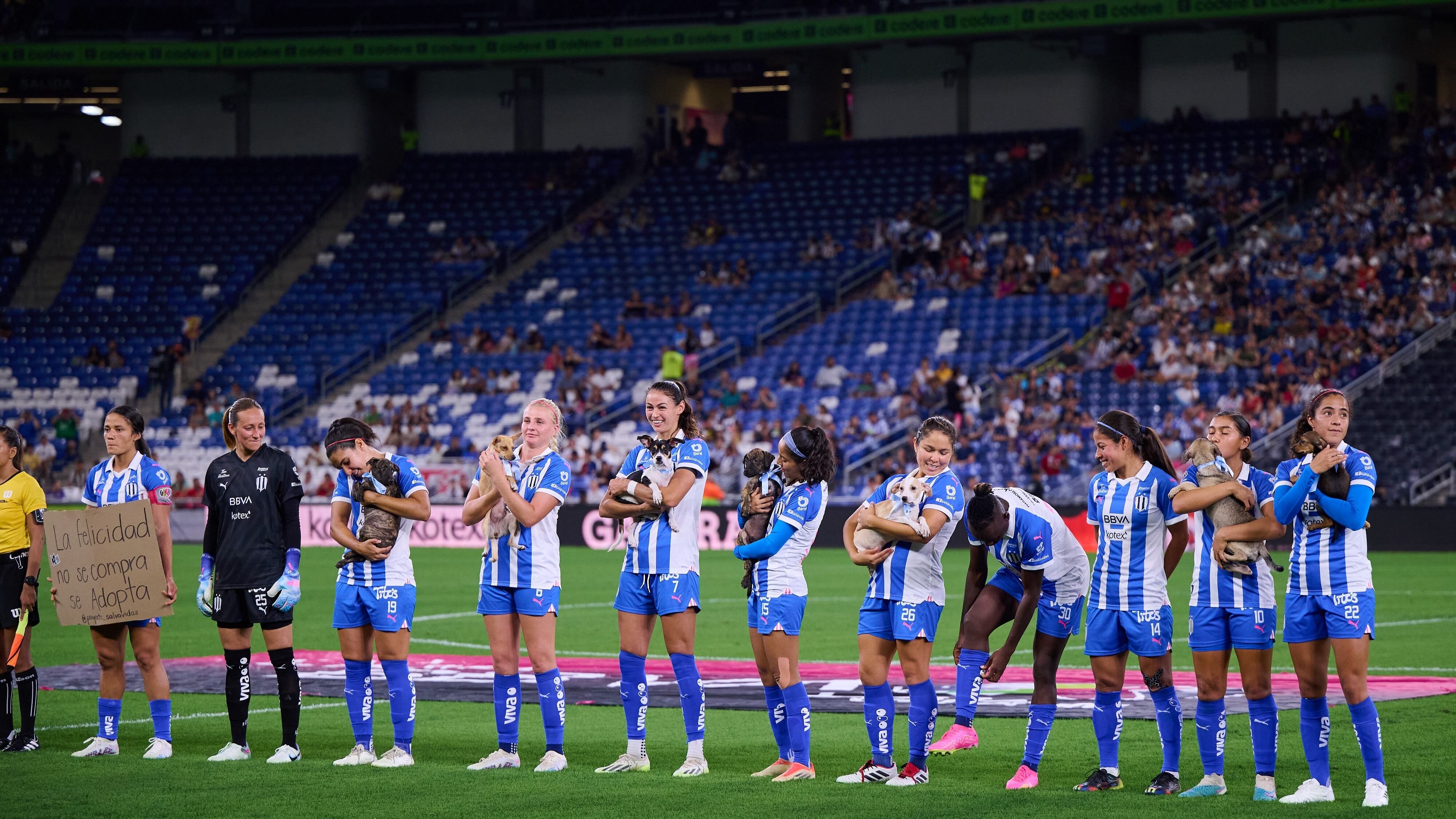 Las jugadoras de Rayadas y del León en el protocolo