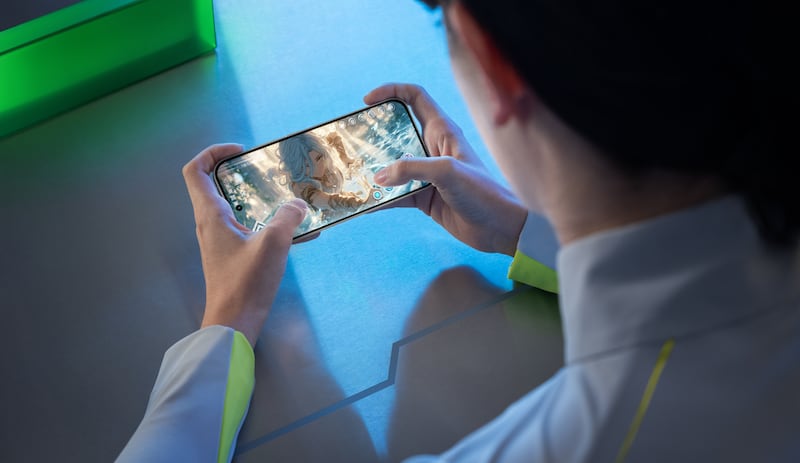 Un sistema acústico de triple altavoz desarrollado exclusivamente para este dispositivo es lo que redefine la experiencia móvil