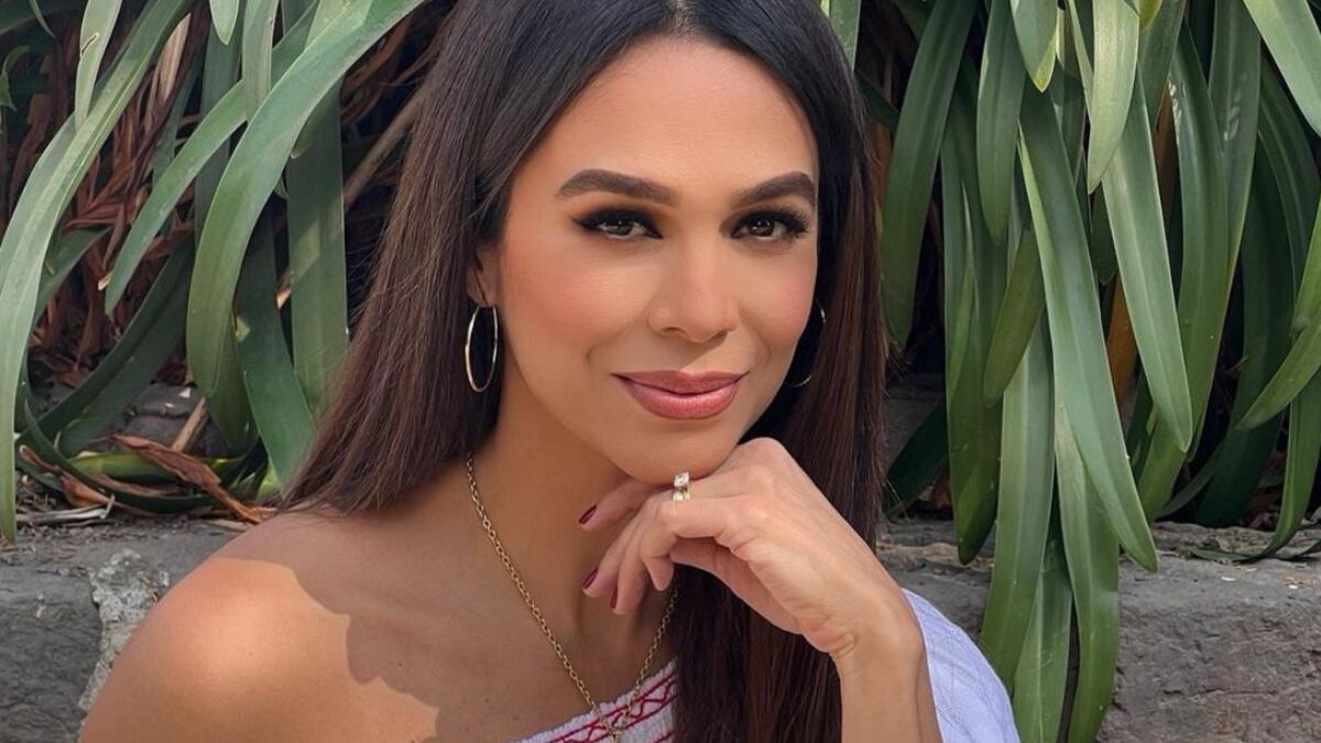 Biby Gaytán tiene el color de labios que enorgullecerían a Carolina Herrera.