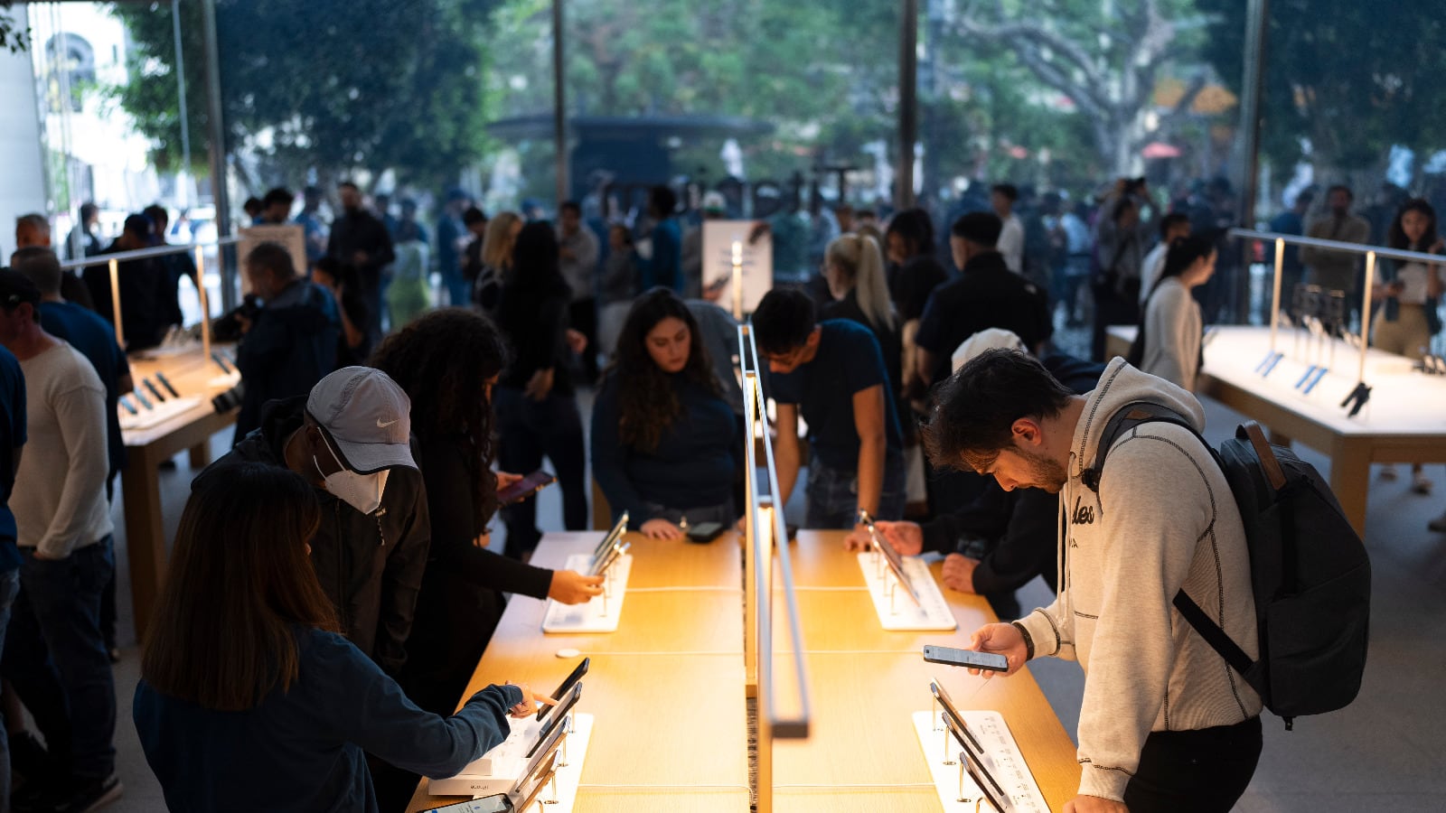 La venta del nuevo iPhone desató una fiebre de compras, memes en redes sociales y filas de consumidores a conseguirlo a la voz de ¡ya!