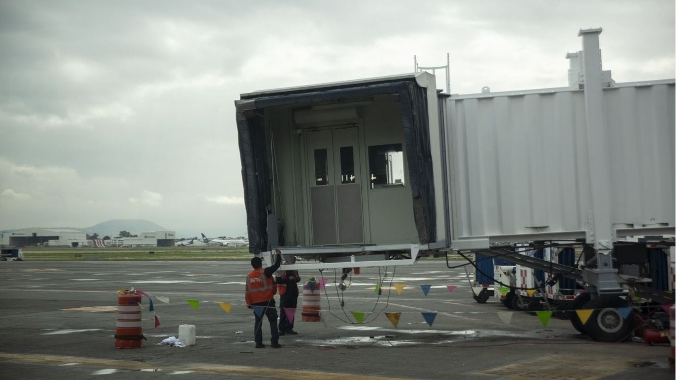 Alerta de bomba en el AICM desata fuerte operativo de seguridad en la Terminal 1