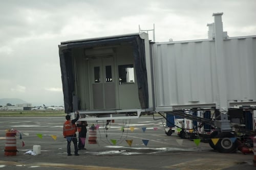Alerta de bomba en el AICM desata fuerte operativo de seguridad en la Terminal 1