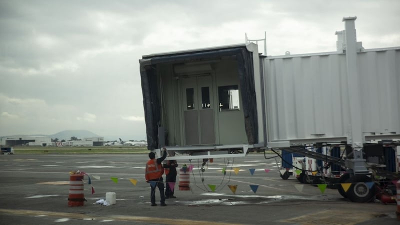 Alerta de bomba en el AICM desata fuerte operativo de seguridad en la Terminal 1