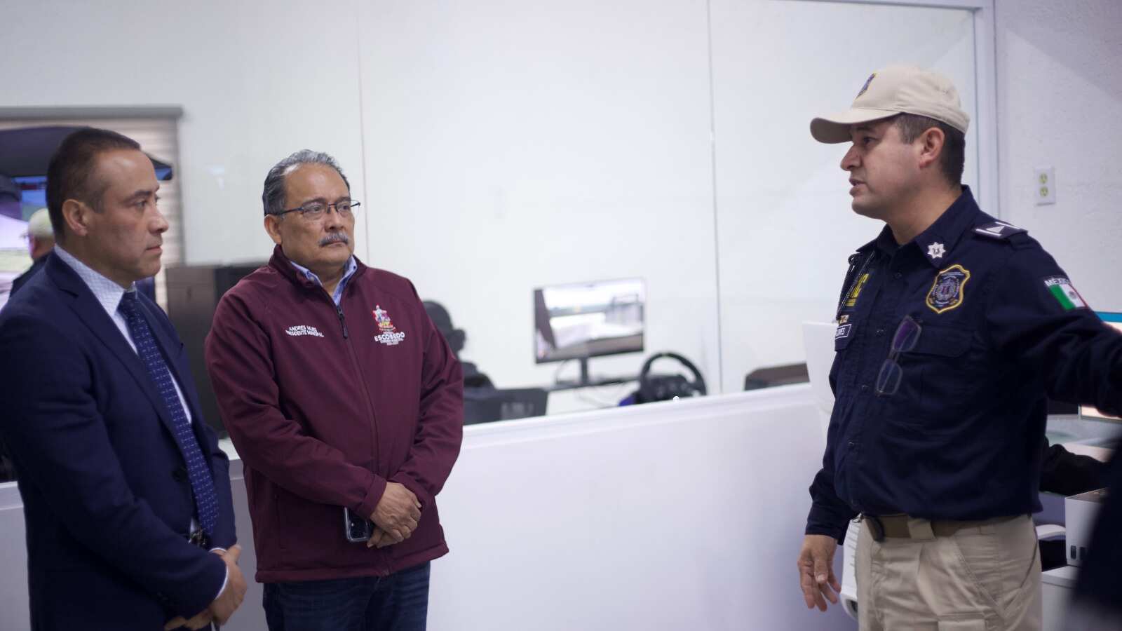 Escobar Figueroa recorrió junto a Mijes las instalaciones de seguridad.