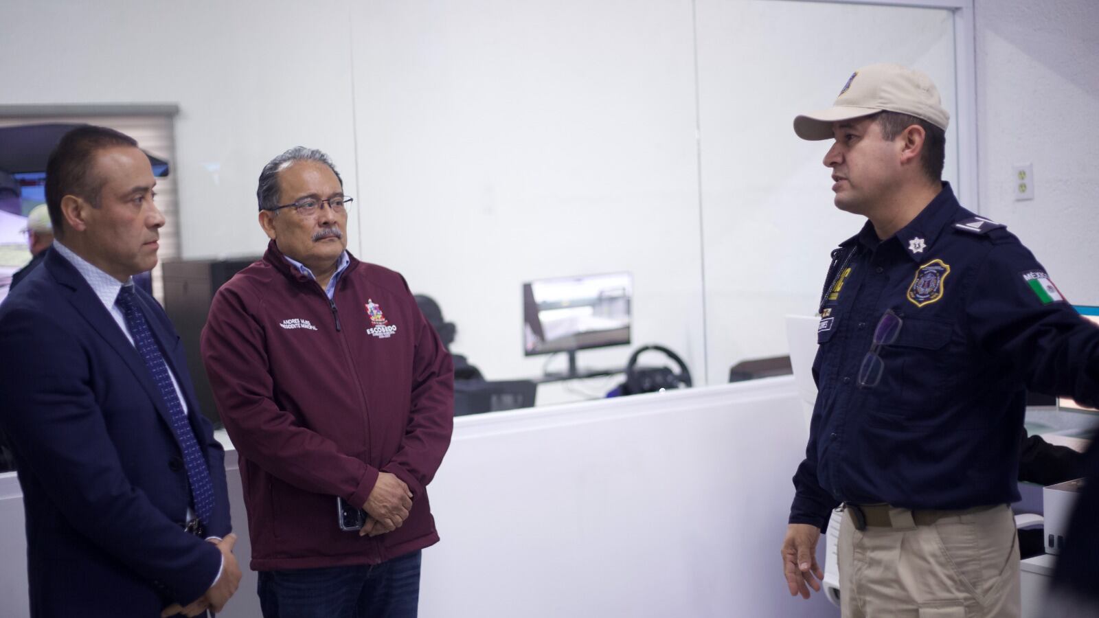 Escobar Figueroa recorrió junto a Mijes las instalaciones de seguridad.