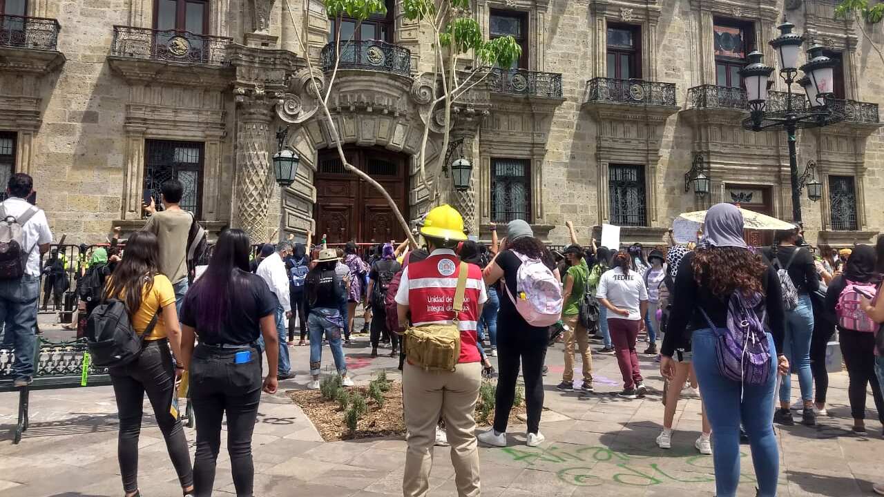 Autoridades mandaron a elementos femeninos a resguardar el orden mientras se desarrollaba la protesta.