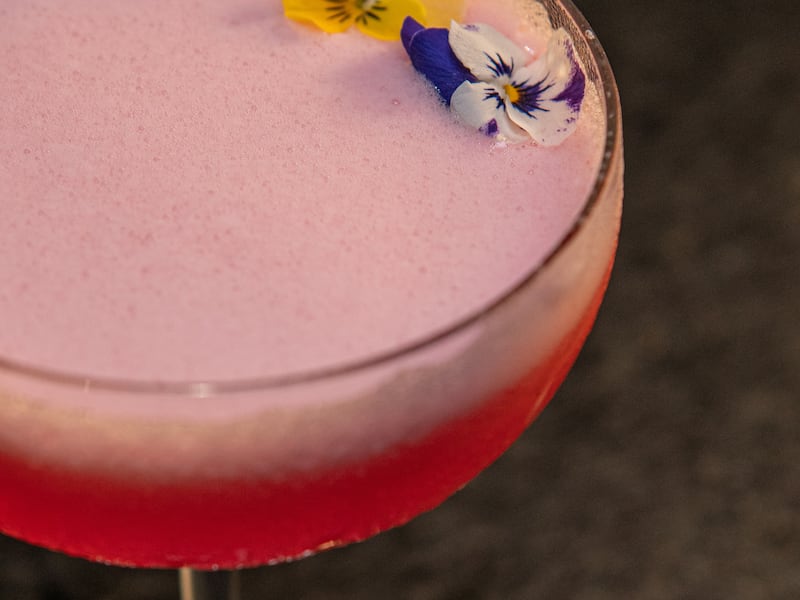 Esta mezcalería fusiona más de 70 etiquetas de destilados artesanales con cocina marina de Baja California