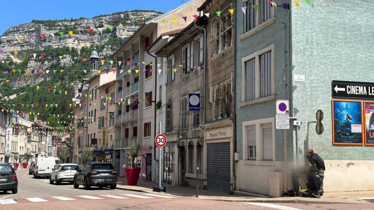 Tiroteo en cafetería de Francia deja un muerto y tres heridos.