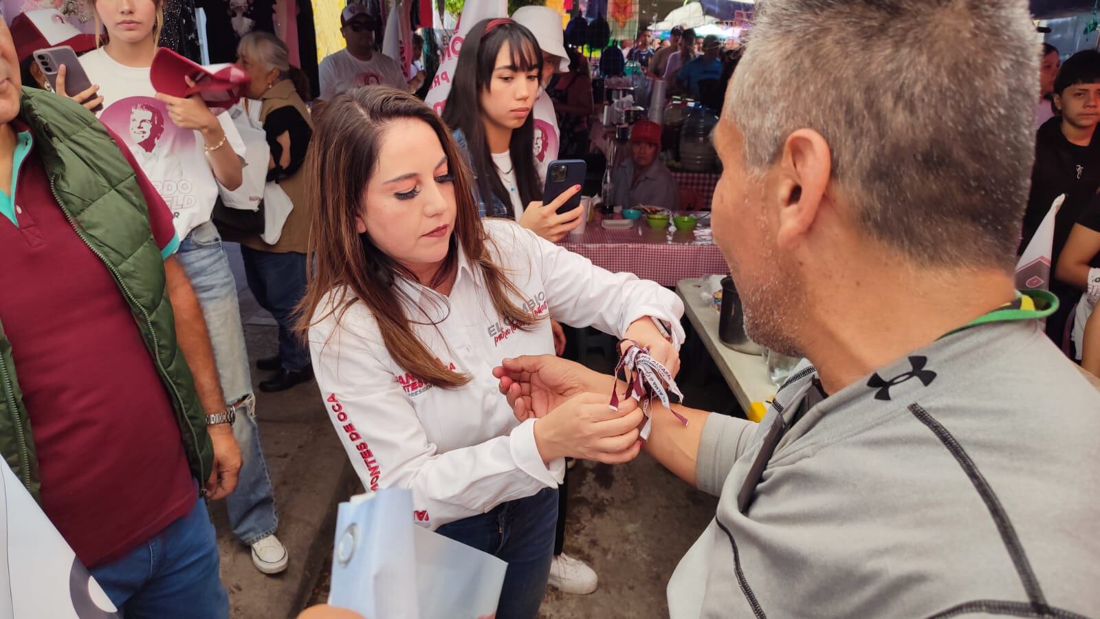 La candidata a la alcaldía por Morena, recorrió en su primer día de campaña el tianguis de Villas de San Juan.