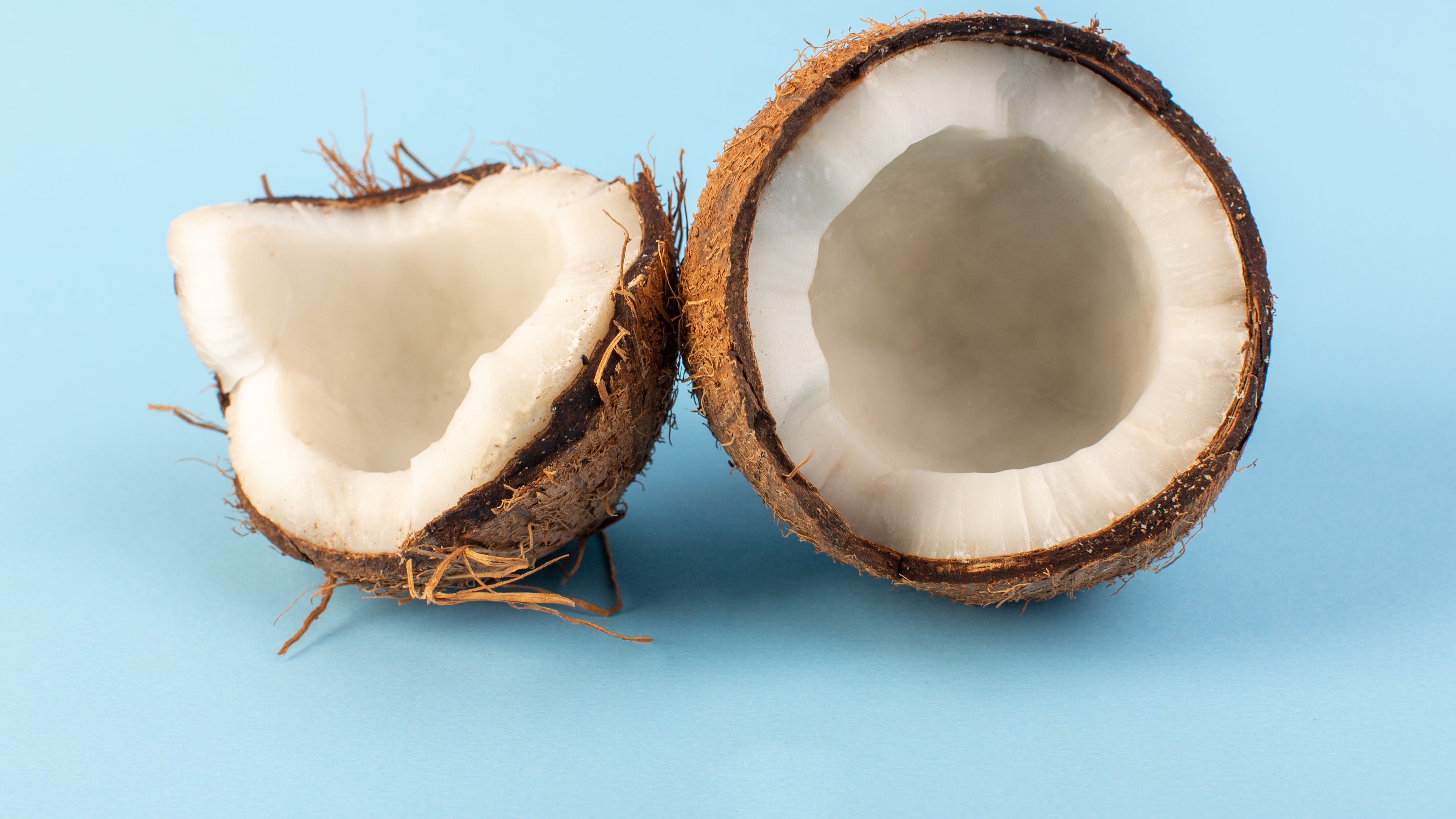 El coco tiene propiedades antioxidantes, antiinflamatorias, inmunitarias, saciantes, hidratantes, digestivas, laxantes, antidiabéticas e hipotensoras. Foto: Freepik.