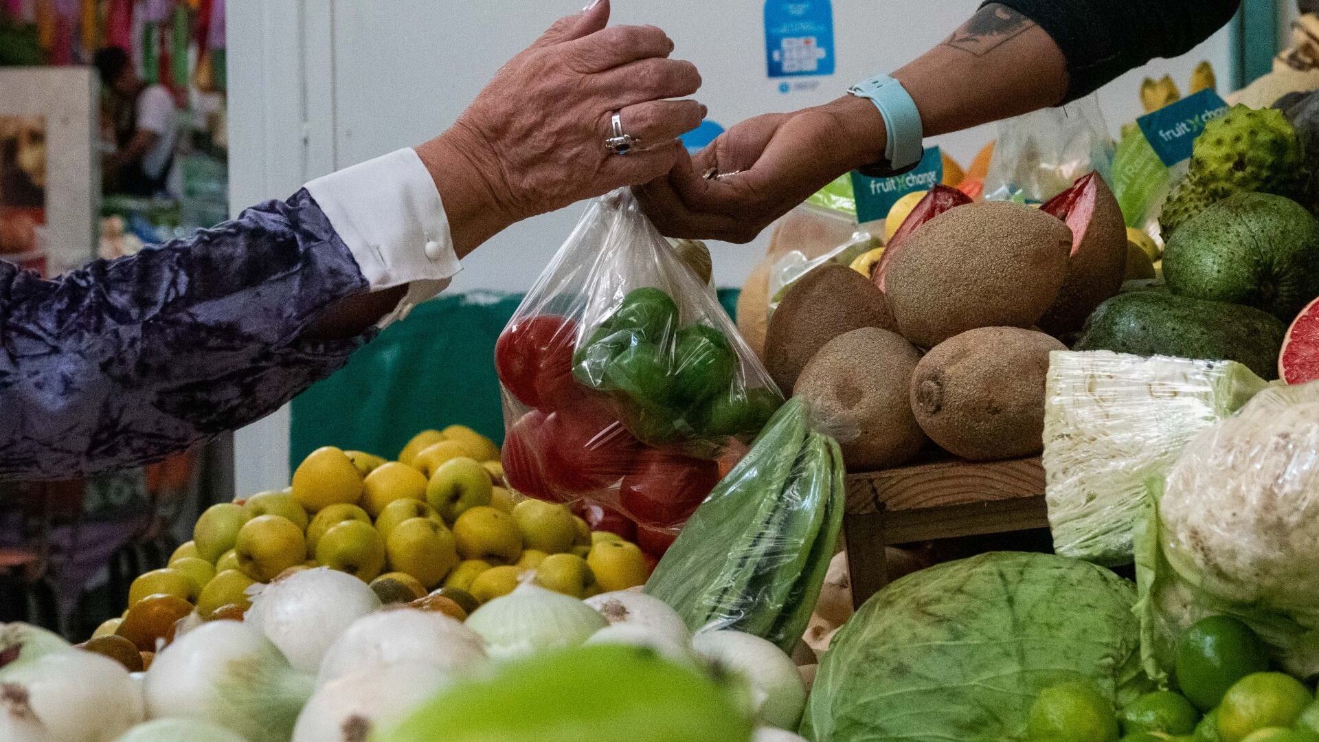 Una persona necesita dos mil 298 pesos mensuales para comprar una casta básica de alimentos.